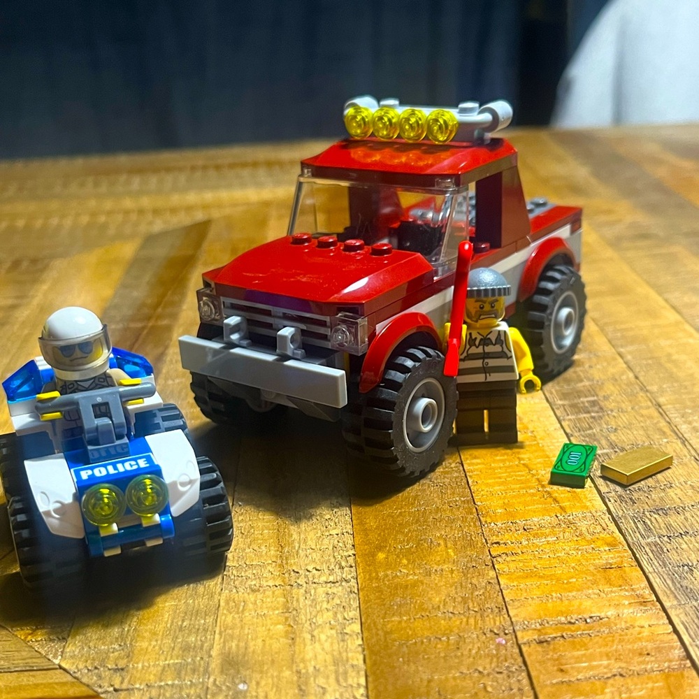 LEGO City 4437 Police Pursuit Complete w/ Minifigures